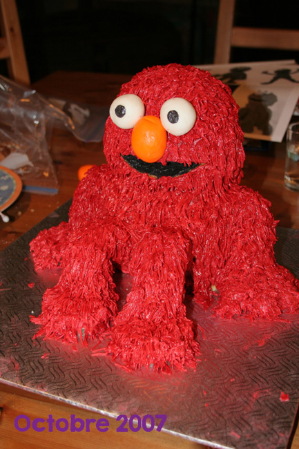 Gâteau rouge Elmo assis