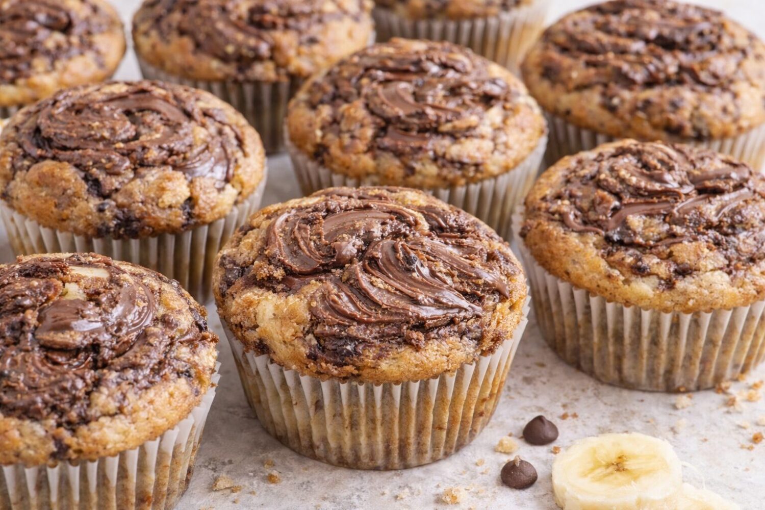 plusieurs Muffins aux bananes et Nutella sur un comptoirs