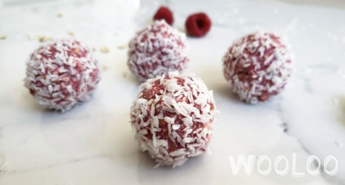 Parmi les 20 meilleures recettes de boules d'énergie, retrouvez la recette de boules d'énergie framboise et chocolat blanc par wooloo