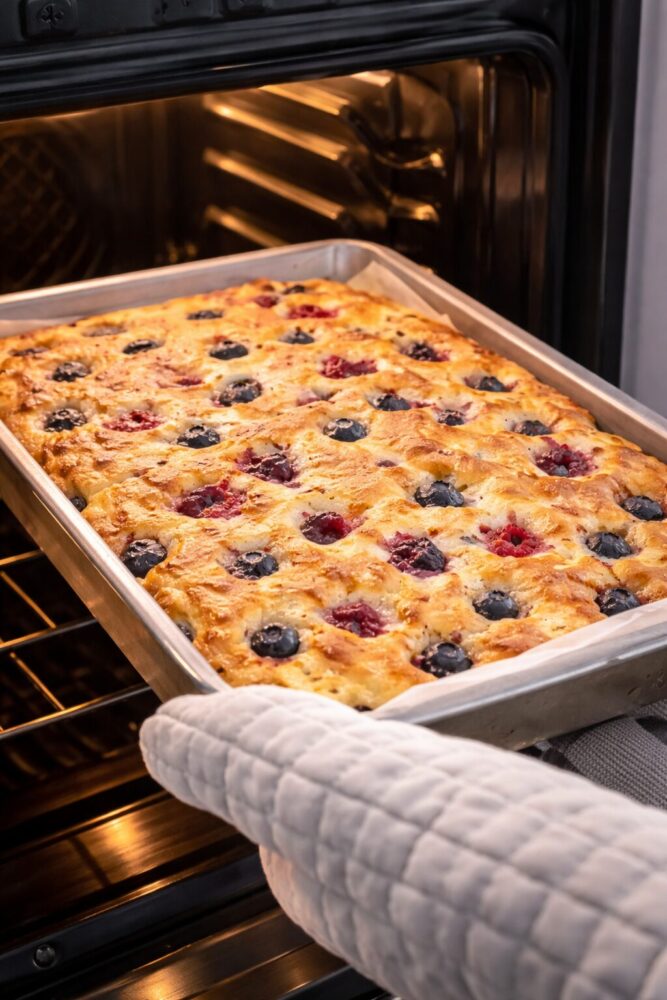 crêpe dans une plaque à la sortie du four