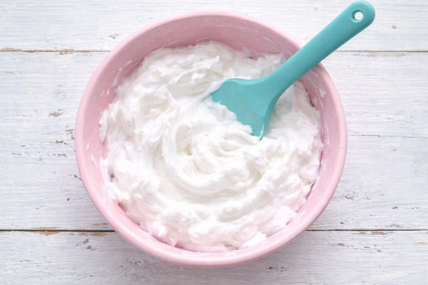 Mélange de crème à raser et de colle blanche dans un bol pour faire de la glu aérienne.