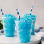 3 verres de slush bleu maison avec des pailles