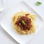 Plat final d'une assiette de pâtes avec de la sauce à spaghetti à la mijoteuse