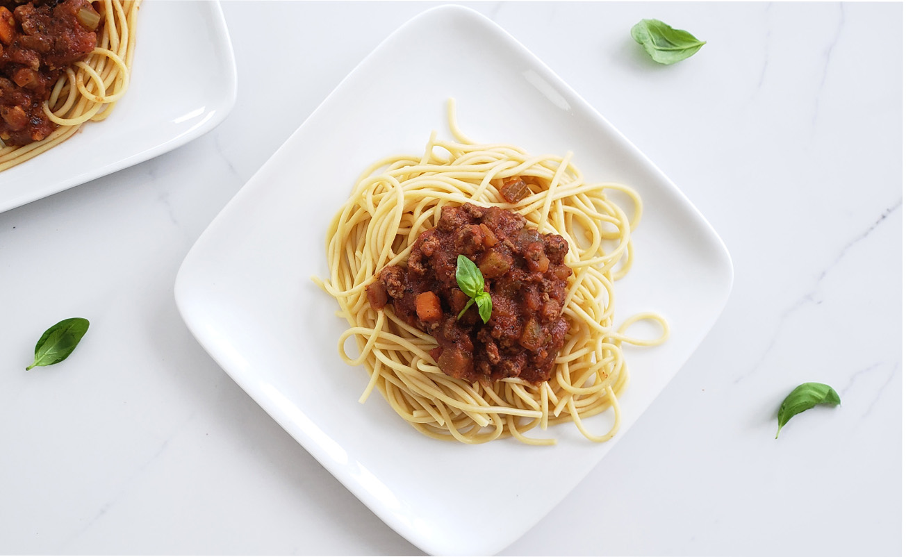 Plat final d'une assiette de pâtes avec de la sauce à spaghetti à la mijoteuse