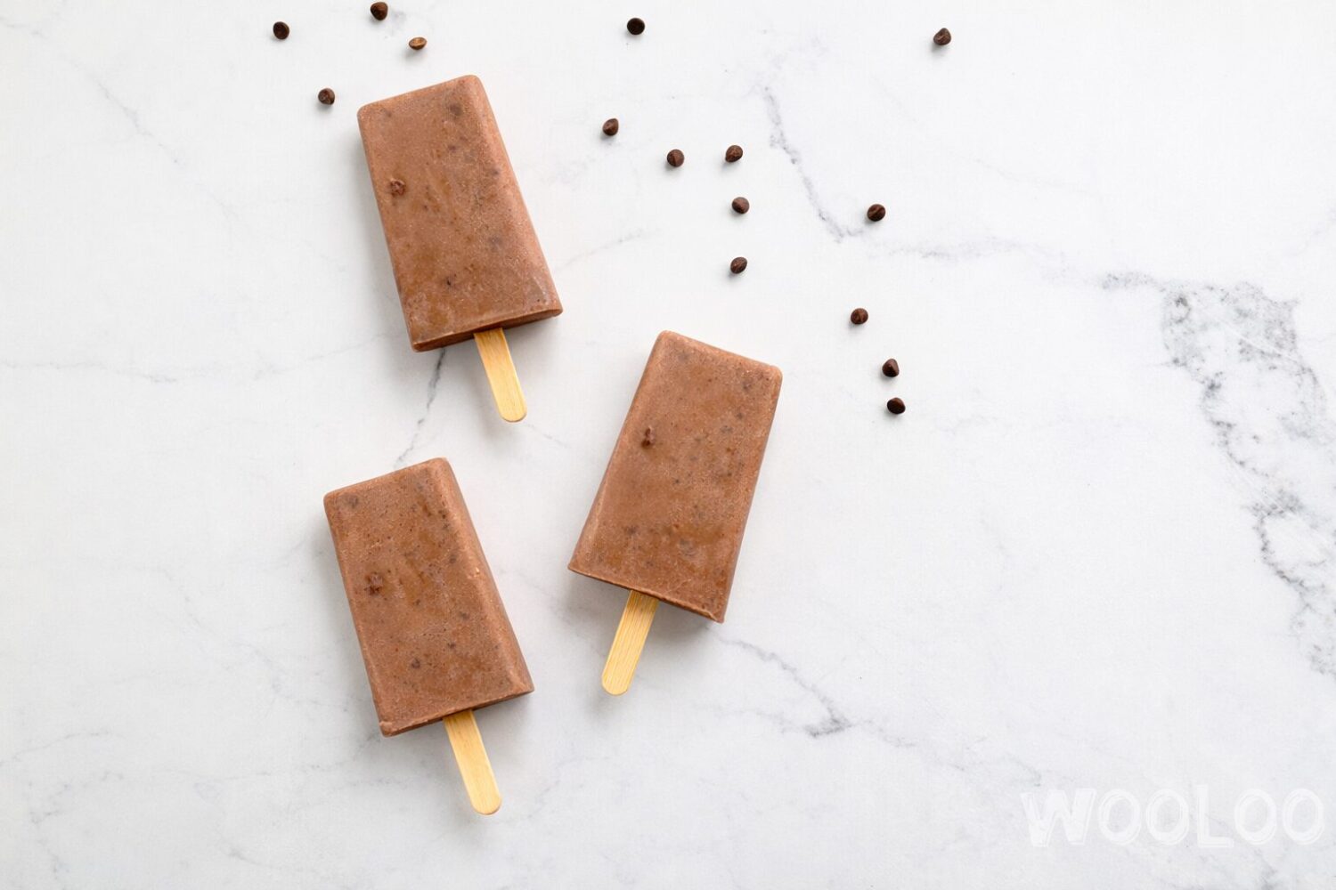 3 popsicles de style fudge double chocolat sur un comptoir-wooloo