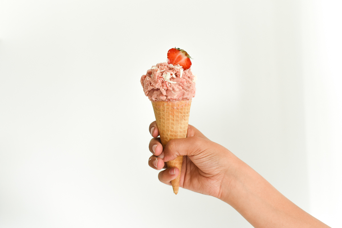 crème-glacée-aux-fraises-fraiches-et-au-chocolat-blanc-wooloo_cornet