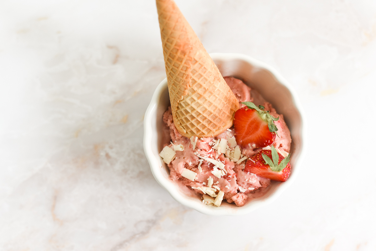 crème-glacée-aux-fraises-fraiches-et-au-chocolat-blanc-wooloo_tabletop