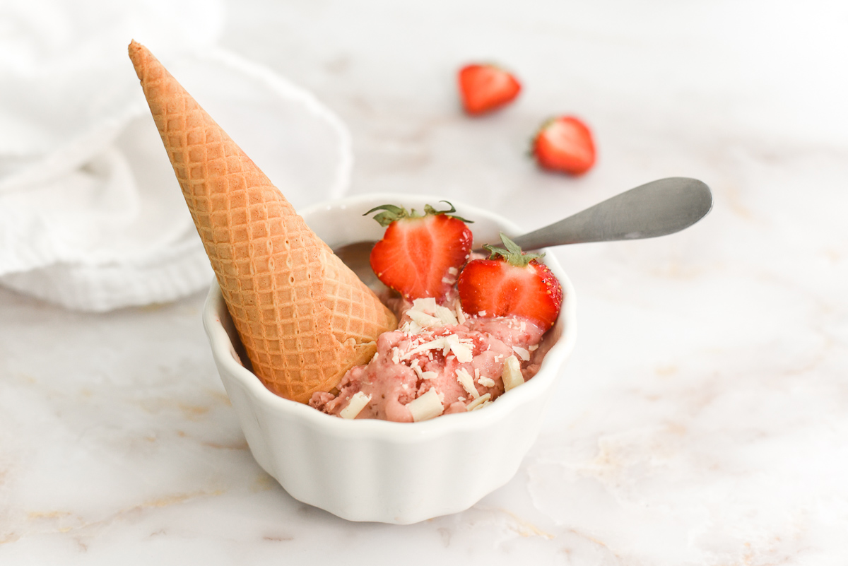crème-glacée-aux-fraises-fraiches-et-au-chocolat-blanc-wooloo_bol