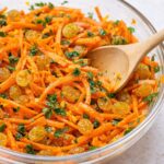 salade de carottes et raisins secs dans un bol de service-wooloo