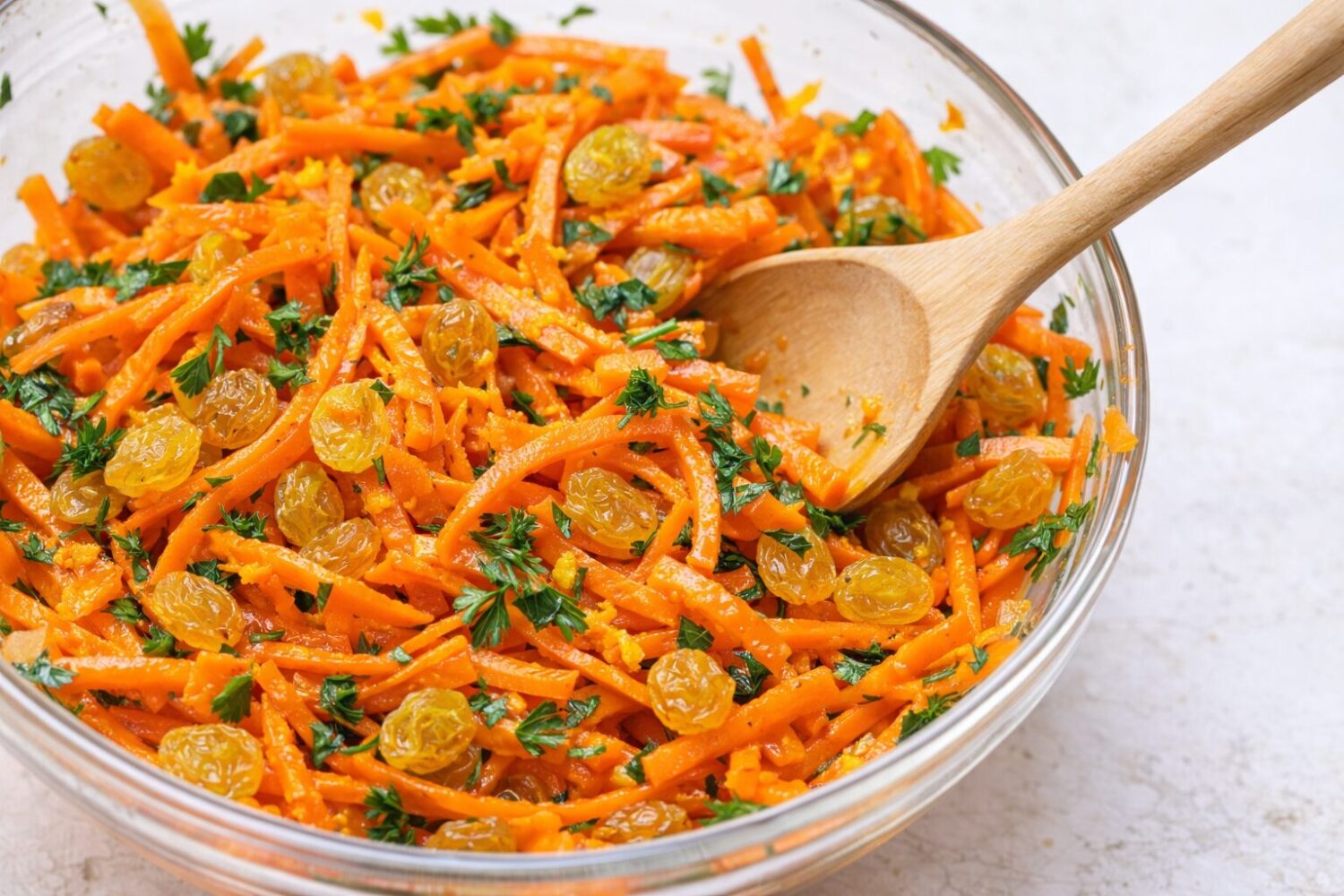 salade de carottes et raisins secs dans un bol de service-wooloo