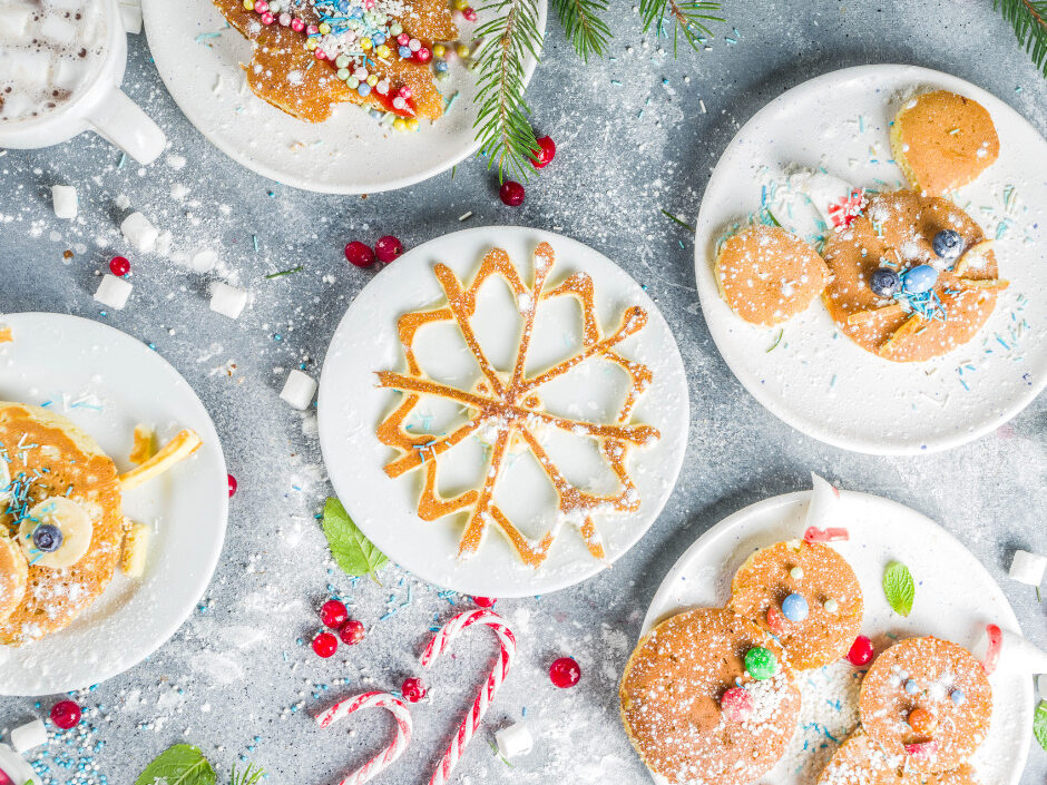 pancakes thématique noël en forme de flocons, de souris et de bonhomme de neige