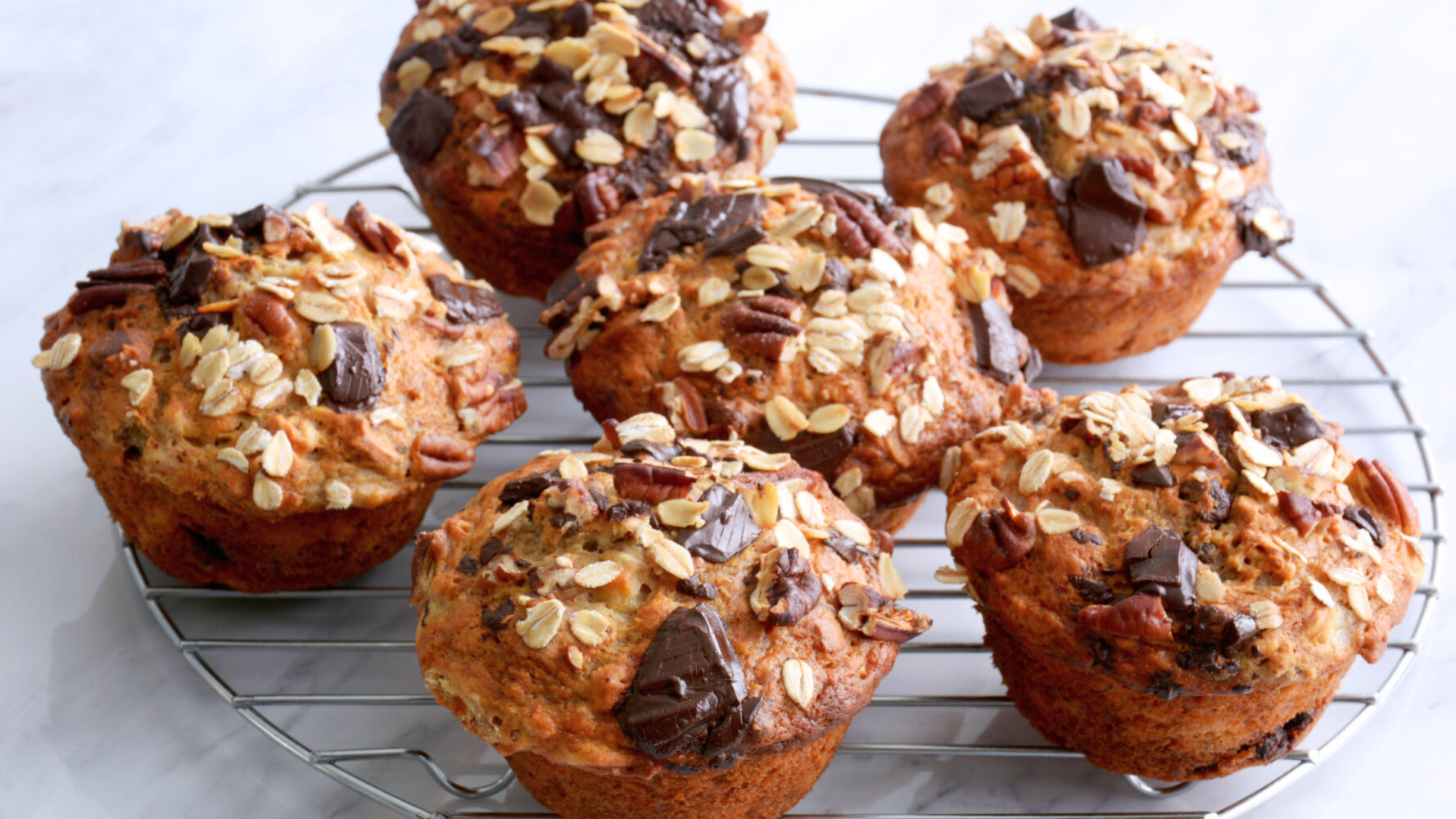 muffins à l'avoine, chocolat et yogourt sur une grille de refroidissement