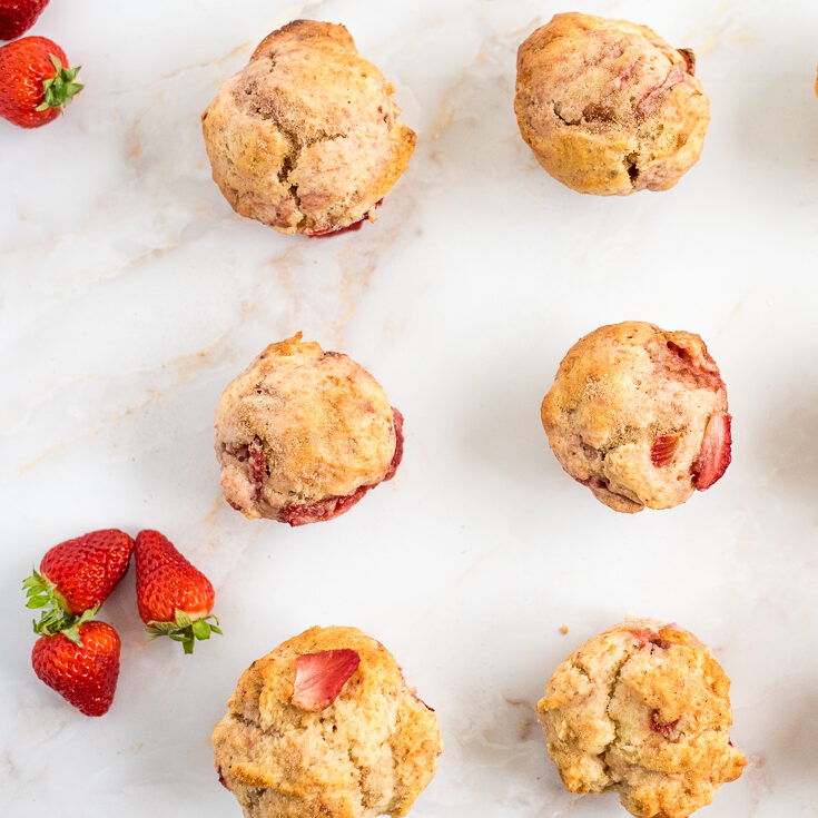 Muffins aux fraises fraîches sur un compotoir