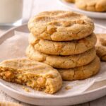 biscuits au beurre d'arachide dans une assiette avec un verre de lait-wooloo