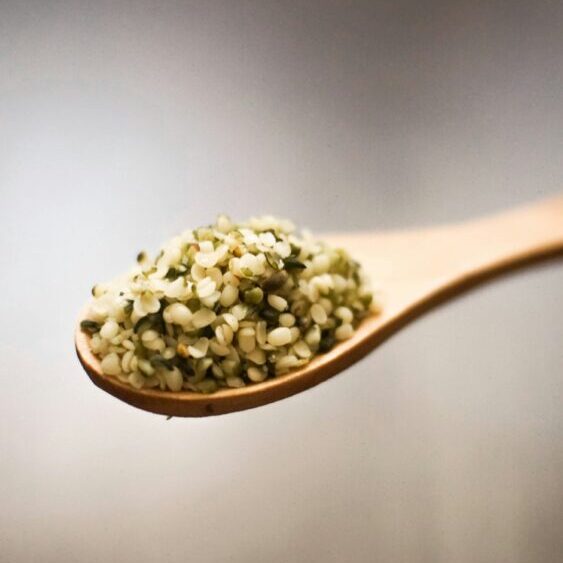 cuillère avec des graines de chanvre