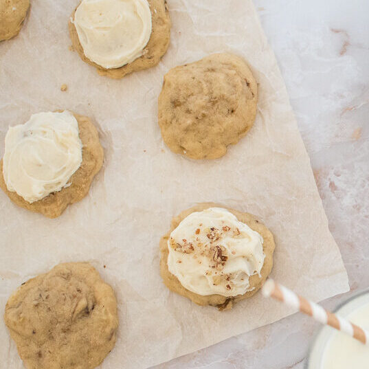 verre de lait et galettes pain au banane