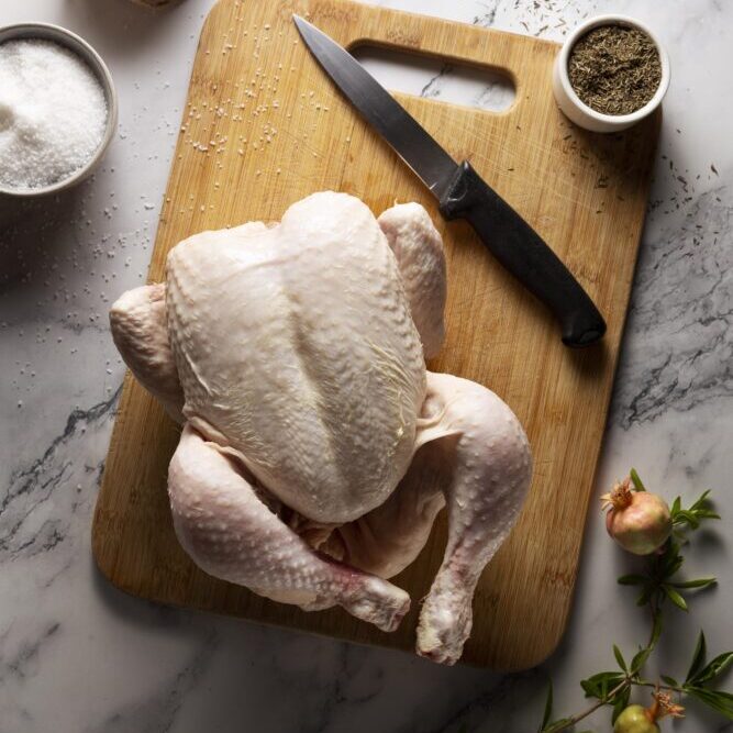 Ingrédients pour poulet de rôtisserie maison : poulet entier et épices BBQ air fryer - recette wooloo