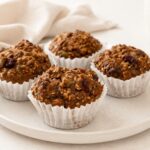 assiette de recette de muffins santé sur fond beige