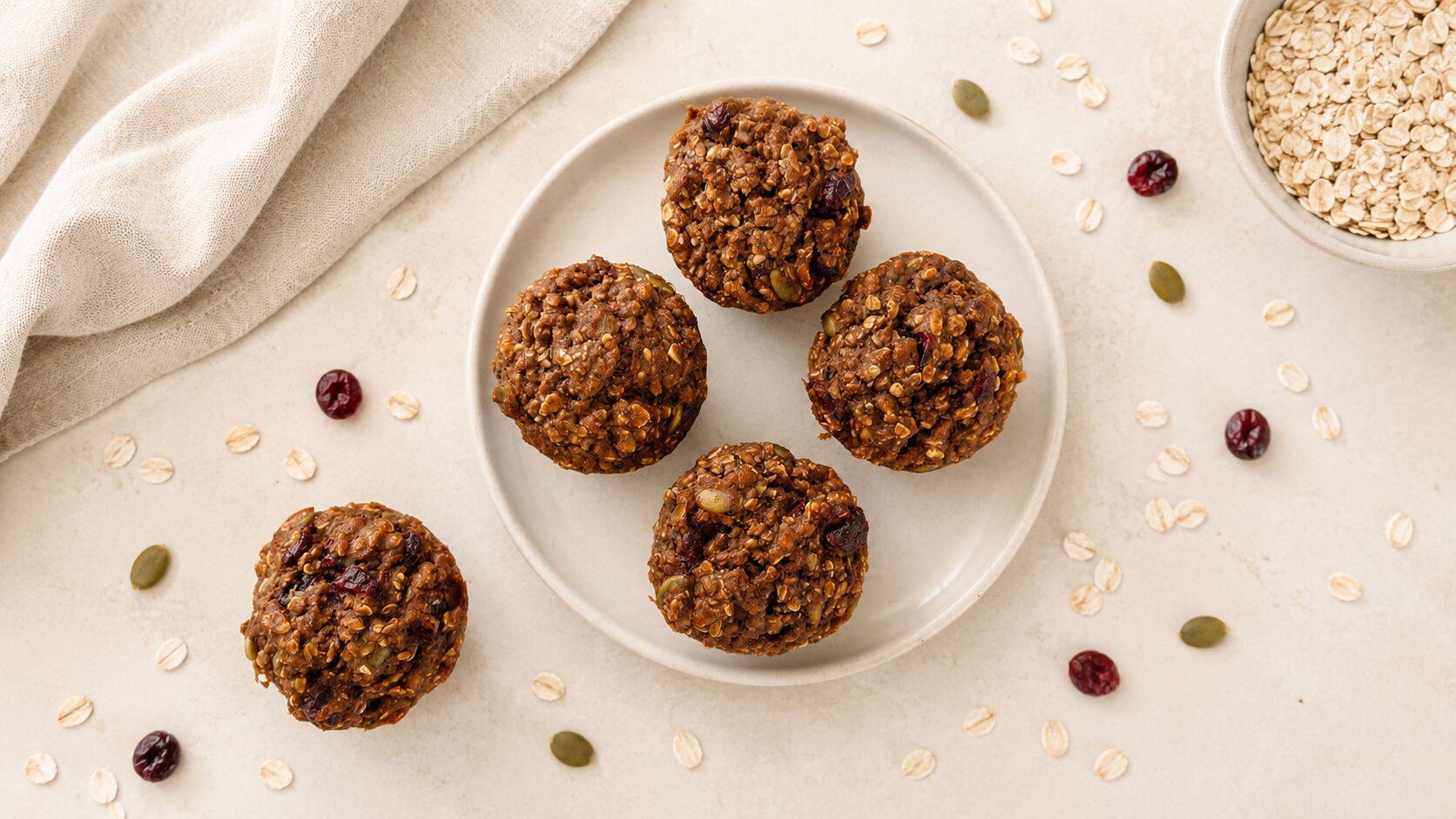 assiette de recette de muffins santé sur fond beige vue en plongée