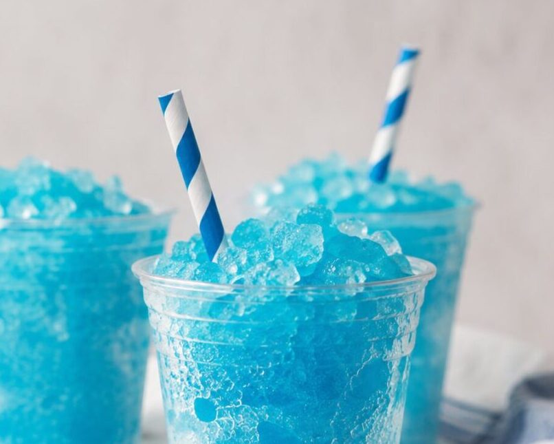 3 verres de slush bleu maison avec des pailles