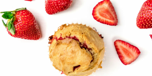 cuisiner de savoureux muffins déjeuner aux fraises fraiches durant la saison des fraîches au québec