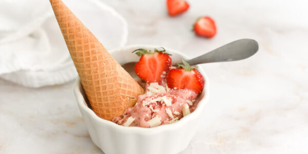 crème-glacée-aux-fraises-fraiches-et-au-chocolat-blanc-wooloo_bol