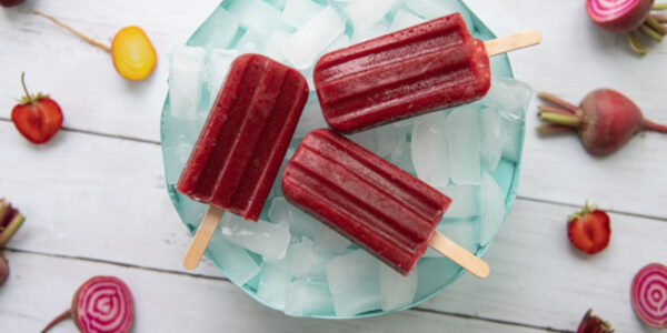 délicieux popsicles maison santé aux fraises du québec et aux betteraves